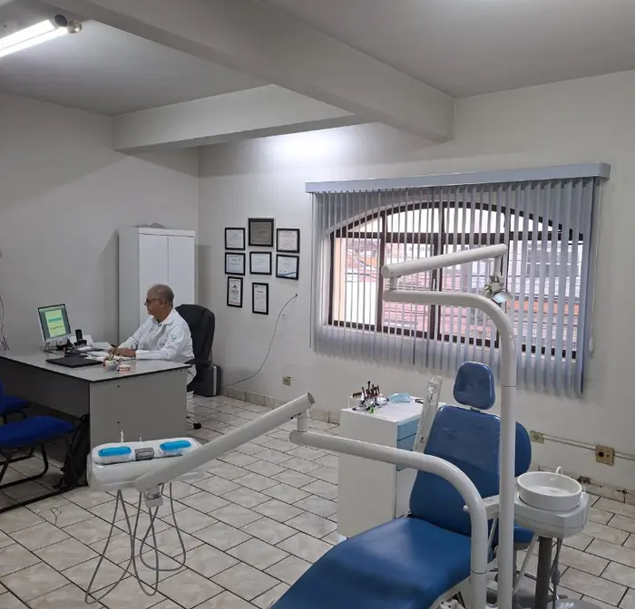 Sala de atendimento clínico odontológico equipada com cadeira anatômica do Dr. Luciano Freire