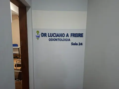 Placa de identificação externa da Sala 24 do consultório Dr. Luciano Alves Freire no Centro de Passos