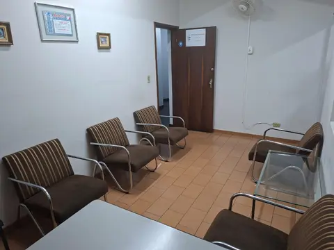 Sala de espera climatizada e confortável do consultório odontológico Dr. Luciano Freire